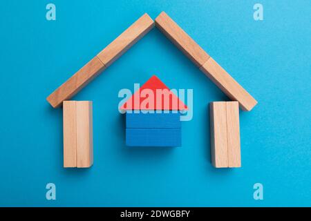 Investmentversicherung. Leben und Schutz des Hauses. Versicherungskonzept. Holzwürfel mit Schild auf dem Boden. Stockfoto