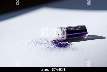 Blauer Glitzer auf einem weißen Stück Papier Stockfoto