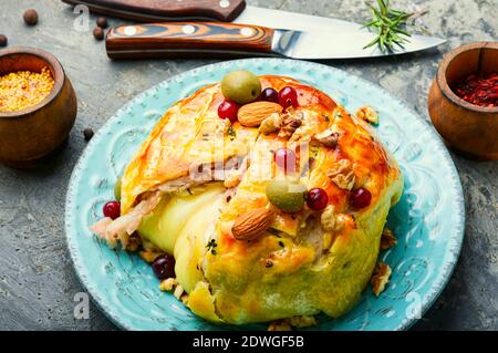 Köstlicher Camembert-Käse in Teig und Speck gebacken Stockfoto