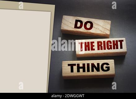 Tun Sie die richtige Sache Worte auf Holzklötze geschrieben. Ergebnis und berufliche Fähigkeiten Konzept. Einsparungs- und Investitionskonzept. Stockfoto