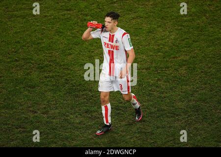 Köln, Deutschland. Dezember 2020. Fußball: DFB Cup, 1. FC Köln - VfL Osnabrück, 2. Runde im RheinEnergieStadion: Der Kölner Noah Katterbach trinkt aus der Flasche. Quelle: Frederic Scheidemann/Getty Images Europe/Pool/dpa/Alamy Live News Stockfoto