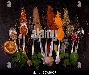 Verschiedene Gewürze Löffel auf Stein Tisch. Draufsicht mit Kopierbereich. Stockfoto