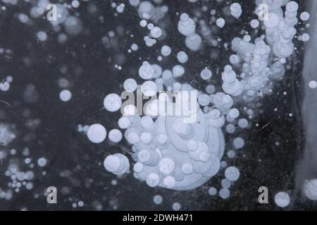 Jilin, Jilin, China. Dezember 2020. Jilin, CHINA-am 22. Dezember 2020 tauchte im Eisschild des Yuema-Sees in der Stadt Jilin, Provinz Jilin, eine große Fläche von Blasen und Eisrissen auf, genau wie das Wunder der Eisblumen. Ã‚Â die Blasen sind so dicht wie Blätter von silbernen Flamulina-Pilzen, Und wie Tausende von kleinen weißen Türmen, von verschiedenen Größen, sehr magisch.das Phänomen wird angenommen, dass durch Methangas aus dem See steigt verursacht.Ã‚Â Neben der Blasenlandschaft gibt es viele vertikale und horizontale Eisrisse, die auch ungewöhnlich sind. Sie variieren in Tiefe, Länge und Form. Wh Stockfoto