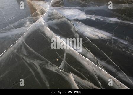 Jilin, Jilin, China. Dezember 2020. Jilin, CHINA-am 22. Dezember 2020 tauchte im Eisschild des Yuema-Sees in der Stadt Jilin, Provinz Jilin, eine große Fläche von Blasen und Eisrissen auf, genau wie das Wunder der Eisblumen. Ã‚Â die Blasen sind so dicht wie Blätter von silbernen Flamulina-Pilzen, Und wie Tausende von kleinen weißen Türmen, von verschiedenen Größen, sehr magisch.das Phänomen wird angenommen, dass durch Methangas aus dem See steigt verursacht.Ã‚Â Neben der Blasenlandschaft gibt es viele vertikale und horizontale Eisrisse, die auch ungewöhnlich sind. Sie variieren in Tiefe, Länge und Form. Wh Stockfoto