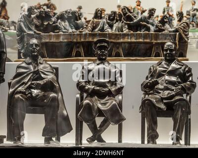 Moskau, Russland. Dezember 2020. Eine Gruppe von drei Führern der Anti-Hitler-Koalition neben dem Bild von Jesus Christus und den Aposteln beim Letzten Abendmahl.Statuetten von Franklin D. Roosevelt, Joseph Stalin und Winston Churchilll auf der Vitrine eines Souvenirshops. Quelle: Alexander Sayganov/SOPA Images/ZUMA Wire/Alamy Live News Stockfoto