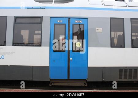 Moderne Zugtüren grau und blau Nahaufnahme. Stockfoto