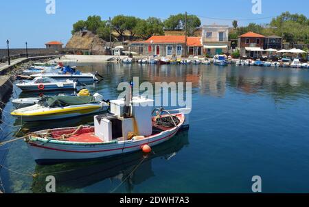 Molyvos Hafen mit seinen Fischerbooten an der Nordküste Auf der Insel Lesvos Griechenland Stockfoto