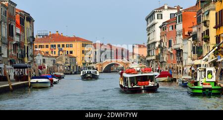 Vaporetto und andere Boote auf der viel befahrenen Cannaregiokanal, Venedig Italien. Stockfoto