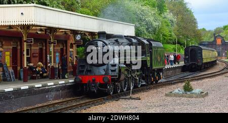 BR-Standard Klasse 5 73156 Dampfmaschine ziehen in die North Leicester Heritage Railway Station. Stockfoto