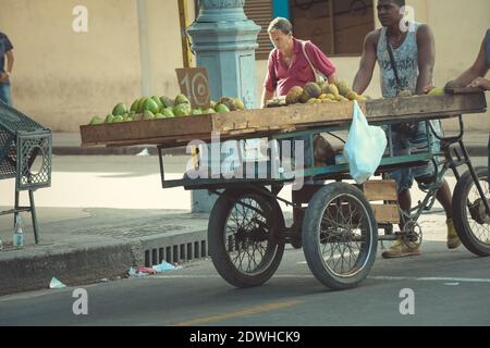 Straßenhändler, der Obst und Gemüse auf seinem Fahrrad in den Straßen von Havanna, Kuba verkauft Stockfoto