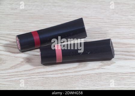 Primelin – Frankreich, 16. November 2020 : Rosa und rote Rimmel Lippenstifte Stockfoto