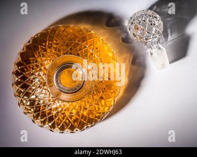 Schiffe Dekanter mit Geistern von oben gesehen mit Schatten aus Glas auf dem Hintergrund. Stockfoto