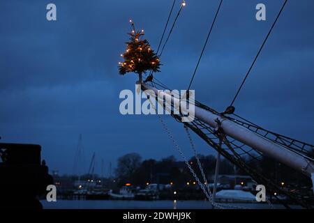 Rostock, Deutschland. Dezember 2020. Zu Weihnachten mit einem Weihnachtsbaum auf dem Jib-Boom geschmückt, liegt das traditionelle Segelschiff 'Santa Barbara Anna' im Stadthafen. Urlauber und Touristen sind an der Ostsee nicht mehr erlaubt seit Beginn der zweiten Sperre feiern die Hanseaten Weihnachten und Silvester zu Hause und untereinander. Quelle: Bernd Wüstneck/dpa-Zentralbild/ZB/dpa/Alamy Live News Stockfoto