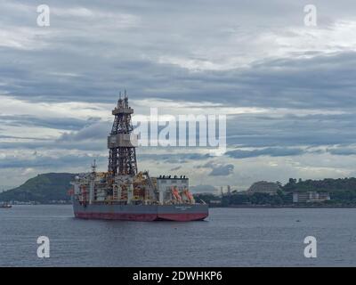 Die Deepwater Mykonos Drillship ankerte an einem bewölkten Tag im Dezember in der Bucht von Rio de Janeiro nahe dem Alten Hafen. Stockfoto