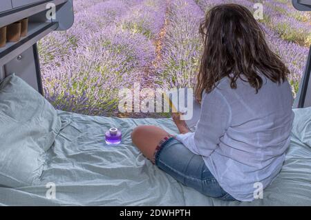 Lavendelfeld mit Frau Zeichnung auf einem Wohnmobil Stockfoto