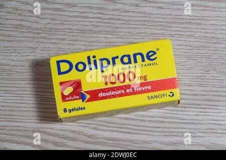 Primelin – Frankreich, 16. November 2020 : Doliprane Painkiller Box der Marke Sanofi Stockfoto