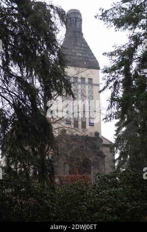 Zittau, Deutschland. Dezember 2020. Das Krematorium der Städtischen Dienstleistungs-GmbH Zittau Bestattungsdienst. Aufgrund der dramatisch hohen Leichen-Sterblichkeit im ostsächsischen Zittau müssen Leichen vorübergehend außerhalb des Krematoriums gelagert werden. Quelle: Sebastian Kahnert/dpa-Zentralbild/dpa/Alamy Live News Stockfoto