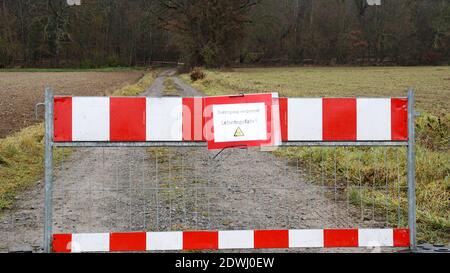 23. Dezember 2020, Baden-Württemberg, Ölbronn: Ein Zaun steht auf einem Weg zu einem Teich im Wald. Früher wurde ein lebloses Paar am Teich gefunden. (To dpa: 'Autopsie erwartet, nachdem ein lebloses Paar am Teich gefunden wurde') Foto: Gress/SDMG/dpa Stockfoto