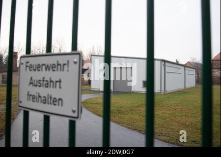 Zittau, Deutschland. Dezember 2020. Auf dem Gelände der Hochwasserbasis steht hinter einem Gitter eine Halle. Aufgrund der dramatisch hohen Sterblichkeitsraten im ostsächsischen Zittau müssen Leichen vorübergehend außerhalb des Krematoriums gelagert werden. Quelle: Sebastian Kahnert/dpa-Zentralbild/dpa/Alamy Live News Stockfoto