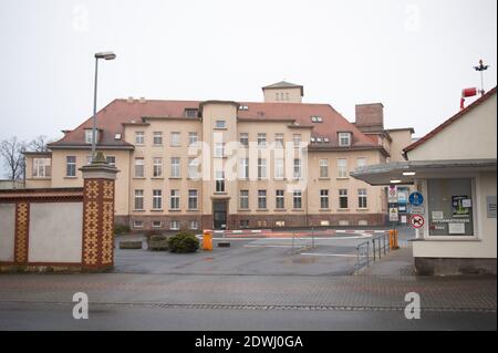 Zittau, Deutschland. Dezember 2020. Der Haupteingang des Klinikums Oberlausitz Bergland. Aufgrund der dramatisch hohen Leichen-Sterblichkeit im ostsächsischen Zittau müssen Leichen vorübergehend außerhalb des Krematoriums gelagert werden. Quelle: Sebastian Kahnert/dpa-Zentralbild/dpa/Alamy Live News Stockfoto