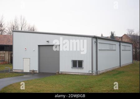 Zittau, Deutschland. Dezember 2020. Eine Halle steht auf dem Gelände der Hochwasserbasis. Aufgrund der dramatisch hohen Sterblichkeitsraten im ostsächsischen Zittau müssen Leichen vorübergehend außerhalb des Krematoriums gelagert werden. Quelle: Sebastian Kahnert/dpa-Zentralbild/dpa/Alamy Live News Stockfoto