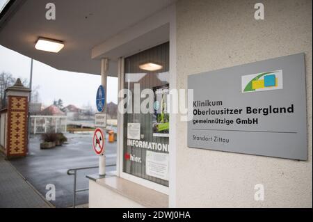 Zittau, Deutschland. Dezember 2020. Der Haupteingang des Klinikums Oberlausitz Bergland. Aufgrund der dramatisch hohen Leichen-Sterblichkeit im ostsächsischen Zittau müssen Leichen vorübergehend außerhalb des Krematoriums gelagert werden. Quelle: Sebastian Kahnert/dpa-Zentralbild/dpa/Alamy Live News Stockfoto