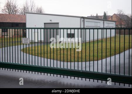 Zittau, Deutschland. Dezember 2020. Auf dem Gelände der Hochwasserbasis steht hinter einem Gitter eine Halle. Aufgrund der dramatisch hohen Sterblichkeitsraten im ostsächsischen Zittau müssen Leichen vorübergehend außerhalb des Krematoriums gelagert werden. Quelle: Sebastian Kahnert/dpa-Zentralbild/dpa/Alamy Live News Stockfoto