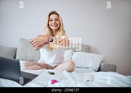 Attraktive junge Frau genießen großen Morgen in Home-Wohnungen Stockfoto