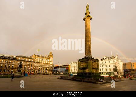 Ein voller Regenbogen wird heute Morgen über dem George Square in Glasgow gesehen, da Glasgow am ersten Tag einer zweiten vollständigen Sperre (tier 4) ist. Szenen aus der Buchanan Straße. Kredit: Euan Cherry Stockfoto