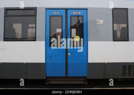 Moderne Zugtüren grau und blau Nahaufnahme. Stockfoto