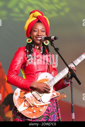 Malischer Musiker, Fatoumata Diawara beim Larmer Tree Festival, 2012, UK Stockfoto