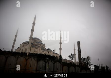 Eine große, neo-osmanische Moschee mit sechs Minaretten auf einem Hügel an der asiatischen Küste Istanbuls. Die Minarette verschwinden im Nebel des trüben Wetters. Stockfoto