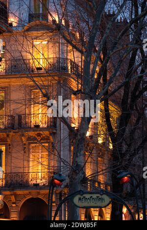 Der faceade Haussmann-gebäude Gebäude in Paris bei Nacht. U-Bahn Eingang im Vordergrund. Stockfoto