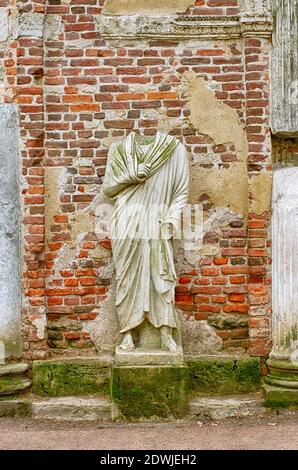 Kopflose namenlose Statue stilisiert in der Antike stehend in einer Nische der Wand (Zarskoje Selo, St. Petersburg, Russland) Stockfoto