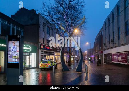 Northampton, Großbritannien 23. Dezember 2020. Nebel und Nieselregen an einem ruhigen frühen Morgen auf Wellingborough Road und dem Stadtzentrum. Kredit: K J Smith./Alamy Live Stockfoto