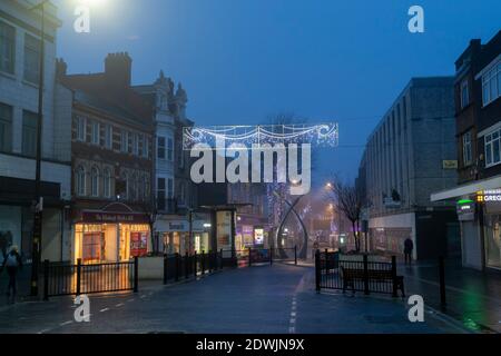 Northampton, Großbritannien 23. Dezember 2020. Nebel und Nieselregen an einem ruhigen frühen Morgen auf Wellingborough Road und dem Stadtzentrum. Kredit: K J Smith./Alamy Live Stockfoto