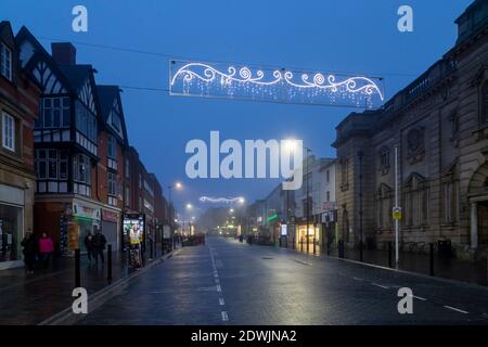 Northampton, Großbritannien 23. Dezember 2020. Nebel und Nieselregen an einem ruhigen frühen Morgen auf Wellingborough Road und dem Stadtzentrum. Kredit: K J Smith./Alamy Live Stockfoto