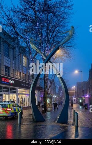 Northampton, Großbritannien 23. Dezember 2020. Nebel und Nieselregen an einem ruhigen frühen Morgen auf Wellingborough Road und dem Stadtzentrum. Kredit: K J Smith./Alamy Live Stockfoto