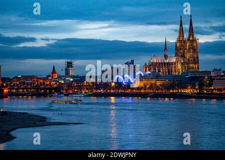 Kölner Skyline, mit Dom, Musical Dome Theater, am Rhein, NRW, Deutschland Stockfoto