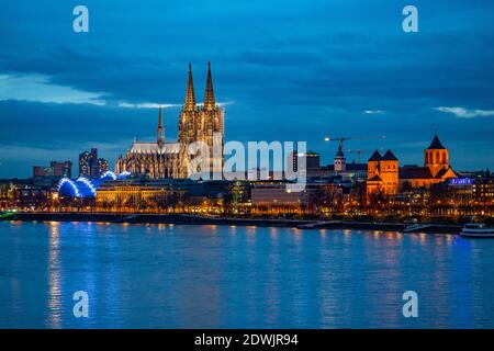 Kölner Skyline, mit Dom, Musical Dome Theater, am Rhein, NRW, Deutschland Stockfoto