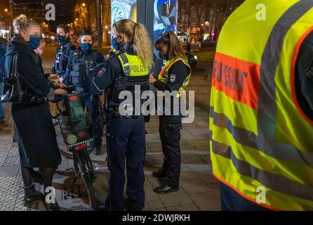 Zusammenarbeit von Ordnungsamt und Polizei, Überprüfung, ob die Corona-Regeln eingehalten werden, Menschen hatten keine Masken, wenn sie angetroffen wurden, Stockfoto