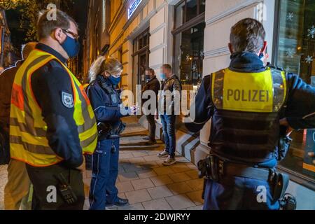 Zusammenarbeit von Ordnungsamt und Polizei, Kontrolle, ob die Corona-Regeln eingehalten werden, Personen hatten keine Masken auf, wenn sie angetroffen werden, und Co Stockfoto