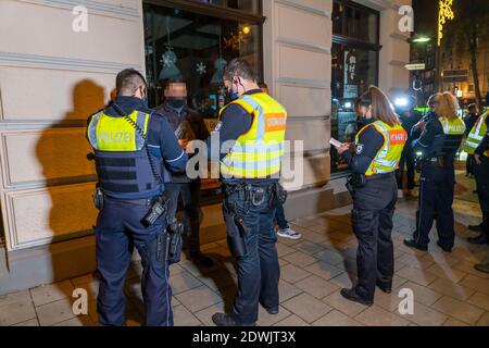 Zusammenarbeit von Ordnungsamt und Polizei, Kontrolle, ob die Corona-Regeln eingehalten werden, Personen hatten keine Masken auf, wenn sie angetroffen werden, und Co Stockfoto