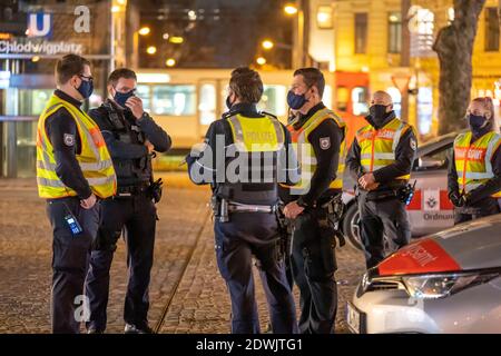 Zusammenarbeit mit dem Ordnungsamt und der Polizei, Überprüfung, ob die Corona-Regeln eingehalten werden, Briefing, Zwangsmasken, Gruppenmeeti Stockfoto