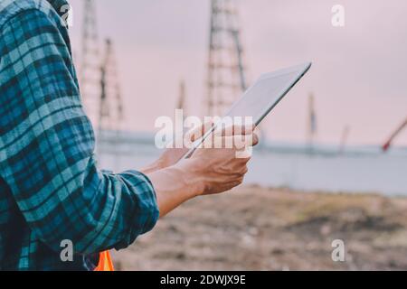 Techniker, der das Tablet hält, überprüft die Gebäudekonstruktion Stockfoto