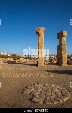 Ägypten, Oberägypten, Assuan, Khnum Ruinen auf Elephantine Insel, Cataract Hotel in der Ferne Stockfoto