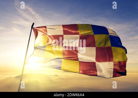 Antwerpen Provinz Belgien Flagge winken auf der Spitze Sonnenaufgang Nebelnebel Stockfoto