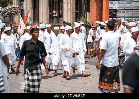 Galungan Urlaub. Festliche Prozession in weißen Kleidern. Bali, Indonesien. 26.12.2018. Stockfoto