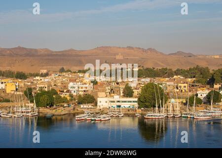 Ägypten, Oberägypten, Assuan, Blick auf den Nil und das nubische Dorf auf der Insel Elephantine Stockfoto