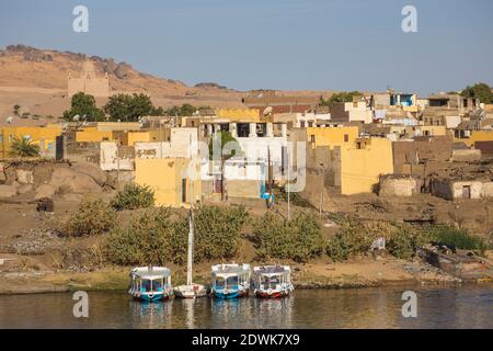 Ägypten, Oberägypten, Assuan, Blick auf den Nil und das nubische Dorf auf der Insel Elephantine Stockfoto